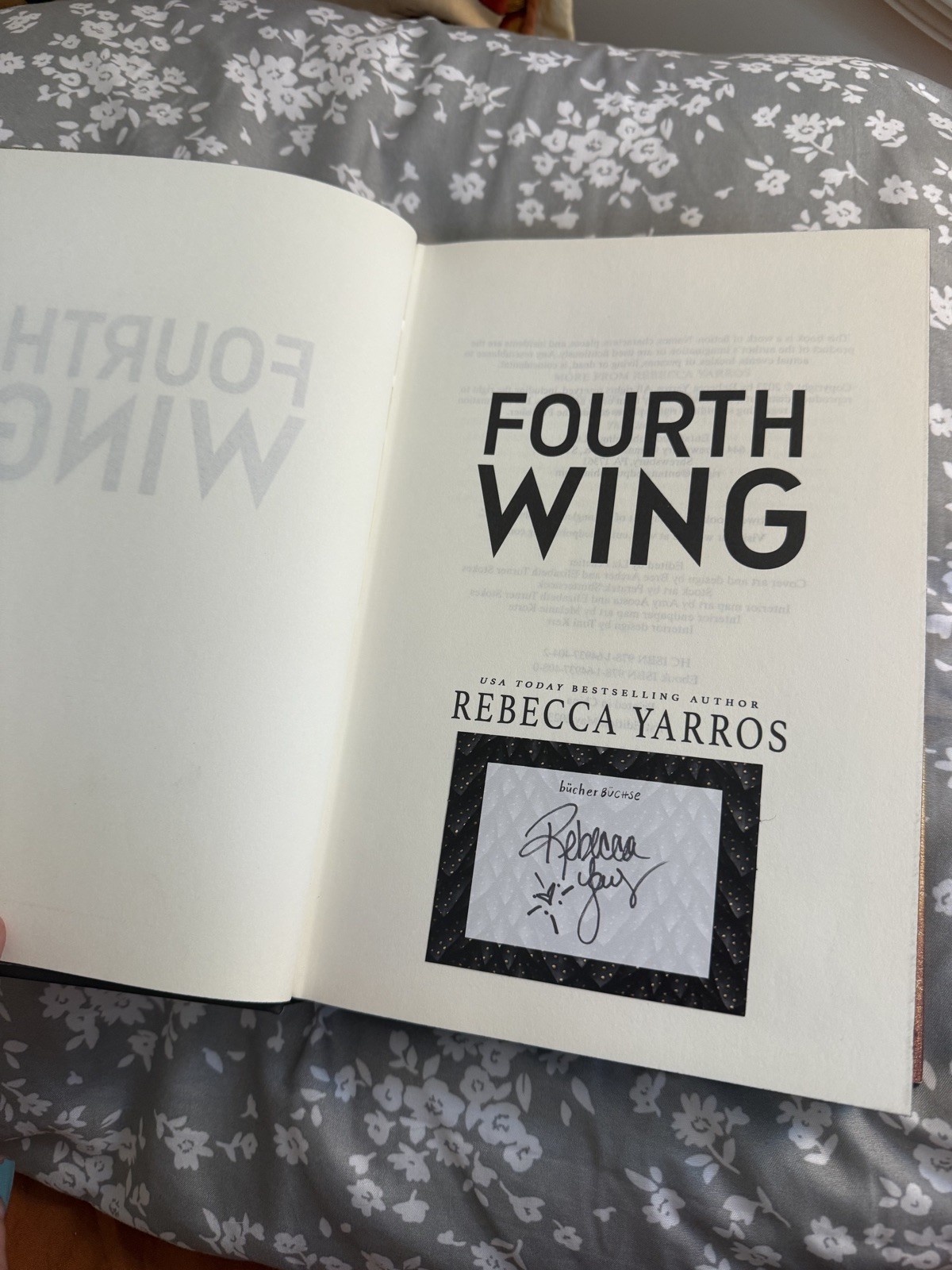 SIGNED Fourth Wing 1st Edition 1st Printing Rebecca Yarros Sprayed Edges