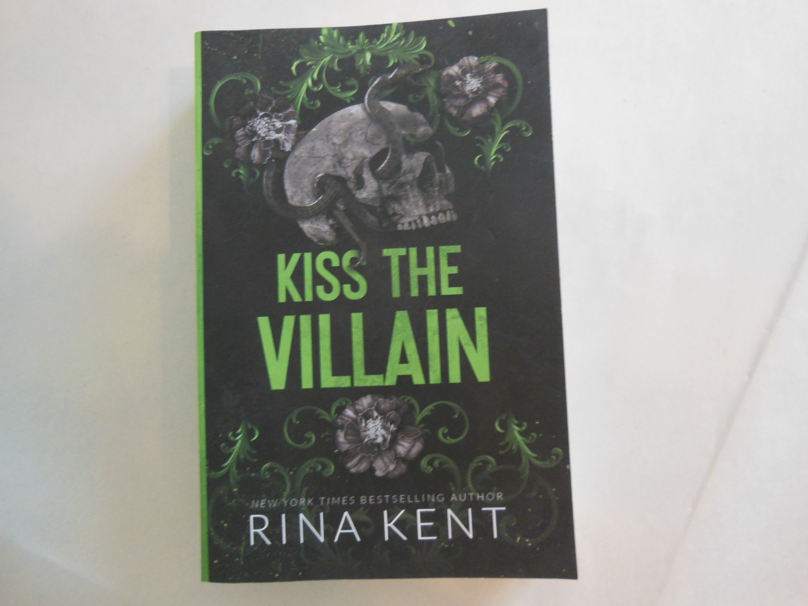 Kiss the Villain : A Dark College MM Romance (Legacy of Gods) by Rina Kent…