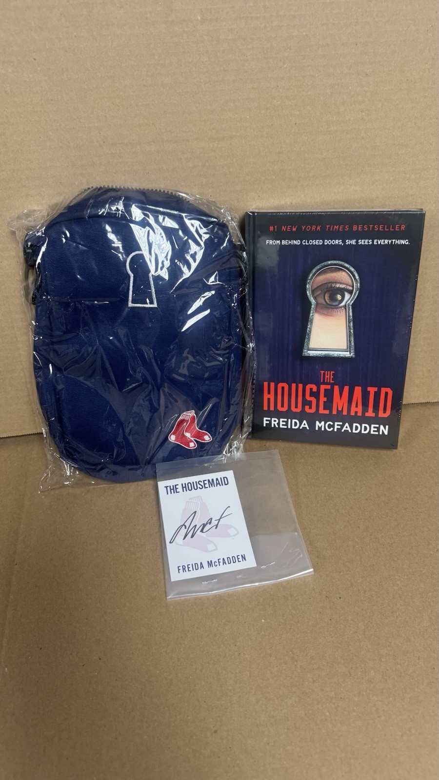 Freida McFadden REDSOX THE HOUSEMAID COMBO Auto Plate & Carry Bag Limited Ed.